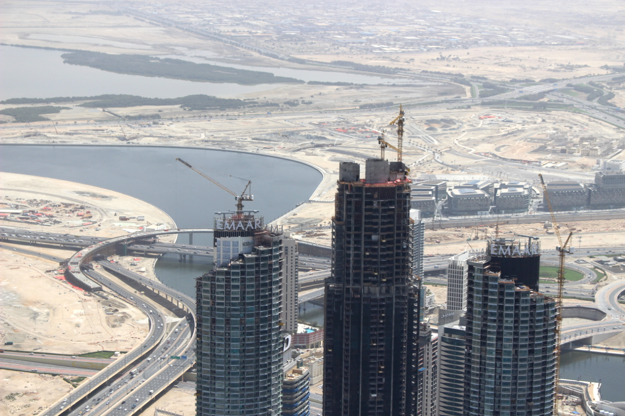 Wyjeżdżając z Dubaju an Safari mija się takie oto wieżowce pośrodku pustyni.