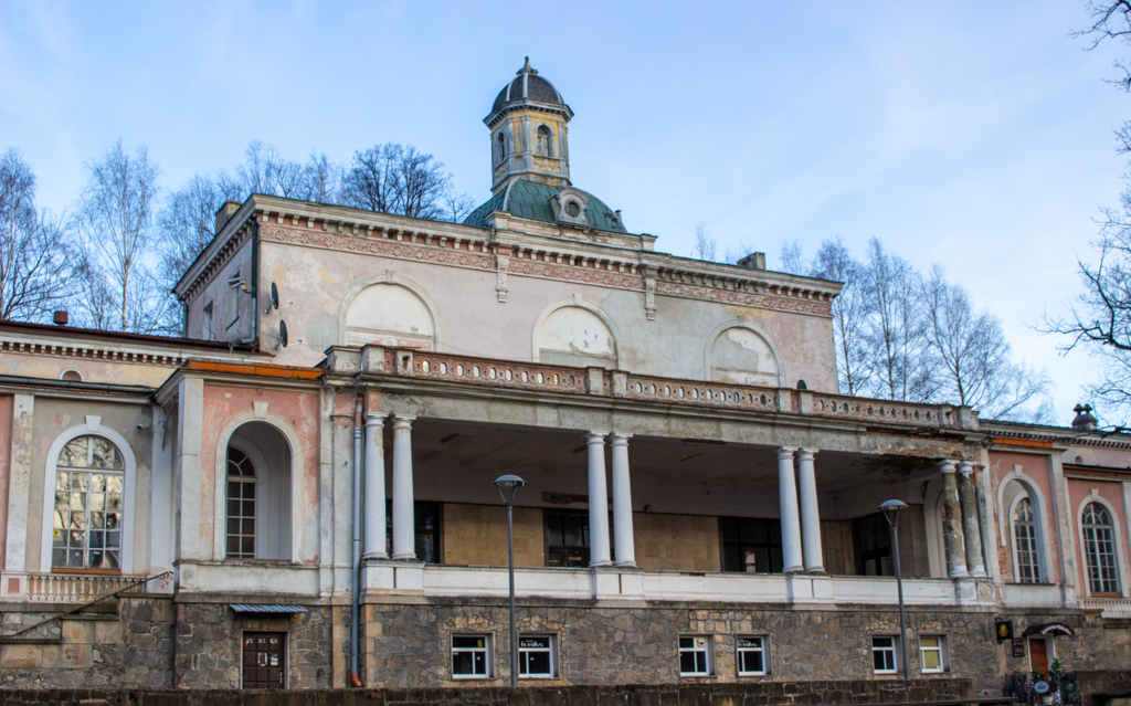 Dom zdrojowy, Lądek-Zdrój. Widok na taras dziś i dawniej.