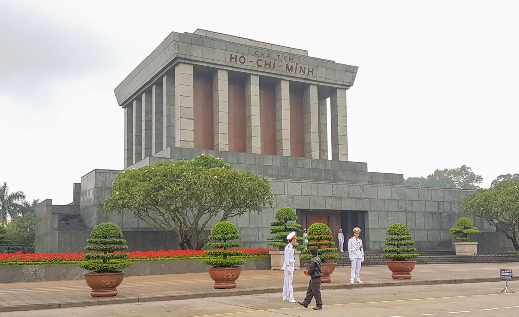 Widok na Mauzoleum Ho Chi Minha, na plac można wejść, nawet, gdy jest ono nieczynne, marzec 2019 r.
