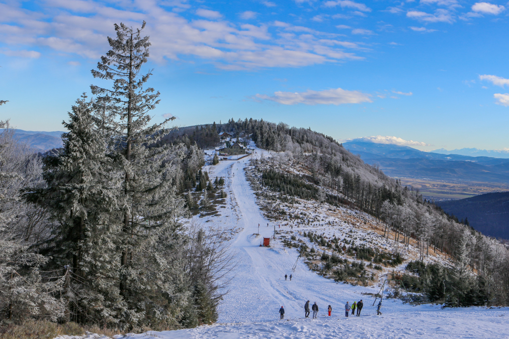 Panorama na Schronisko Klimczok ze szczytu. W oddali po prawej widać Tatry.